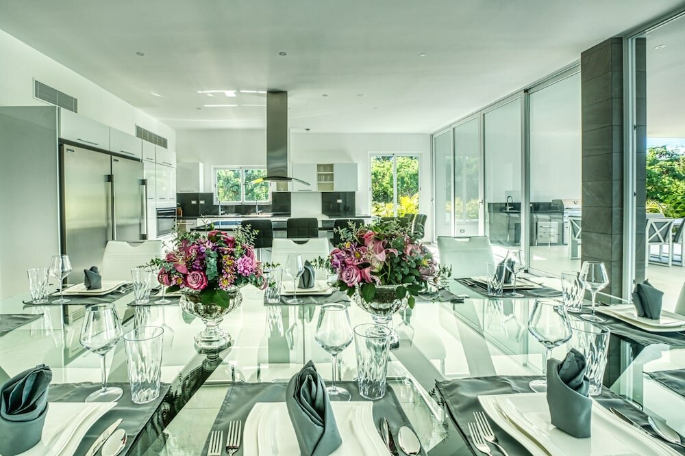 Фото Modern and Fresh Oceanfront Villa