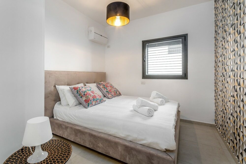 Фото Luxury Garden Apartment Heated Pool