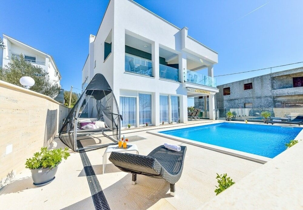 Фото Sunny by the Sea - App4