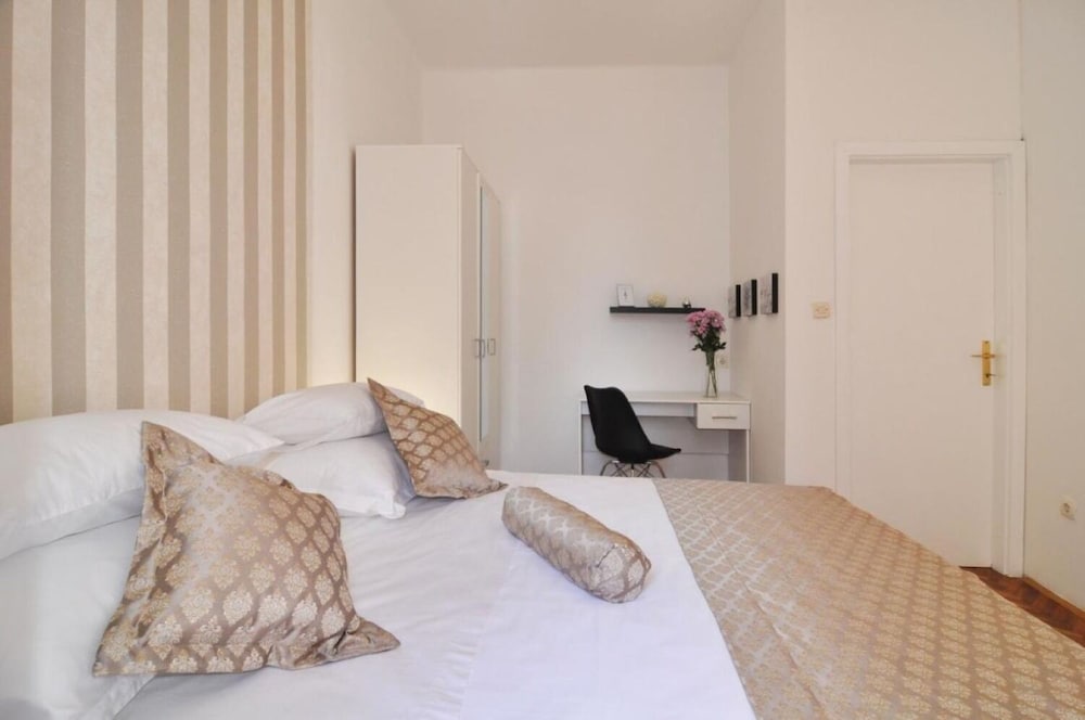 Фото Karmen - Close to the Center - A1