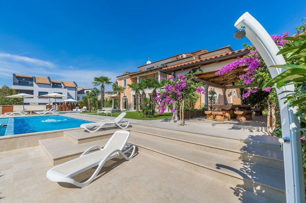 Фото Escape - 20 m From sea - White