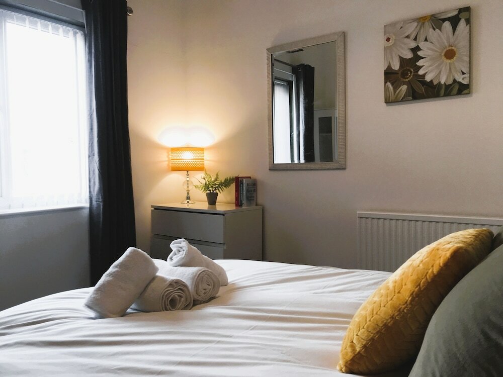 Фото Stylish 3-bed Preston Home for Relaxing Comfy Stay