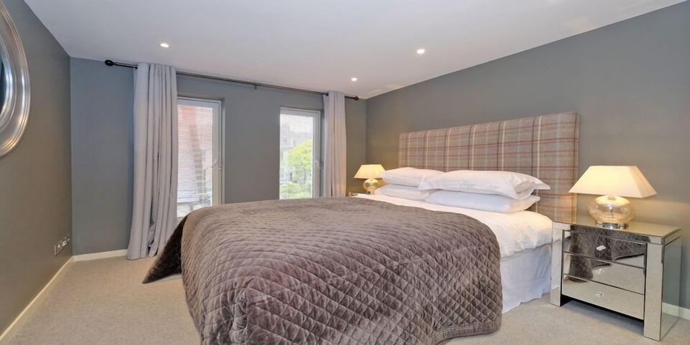 Фото Executive three Bedroom Apartment in Aberdeens West End