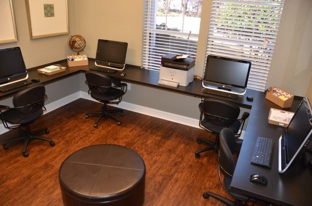 Фото Lucaya 4 Bedrooms 4 Baths Townhome, Spacious Living Room