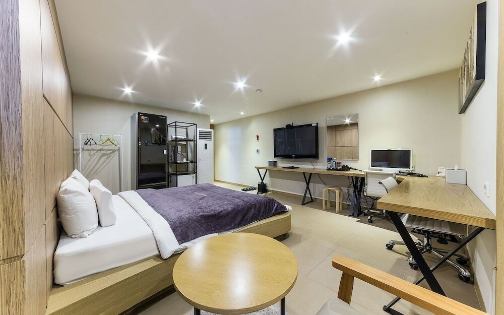 Фото Suwon City Hall Station Tumi