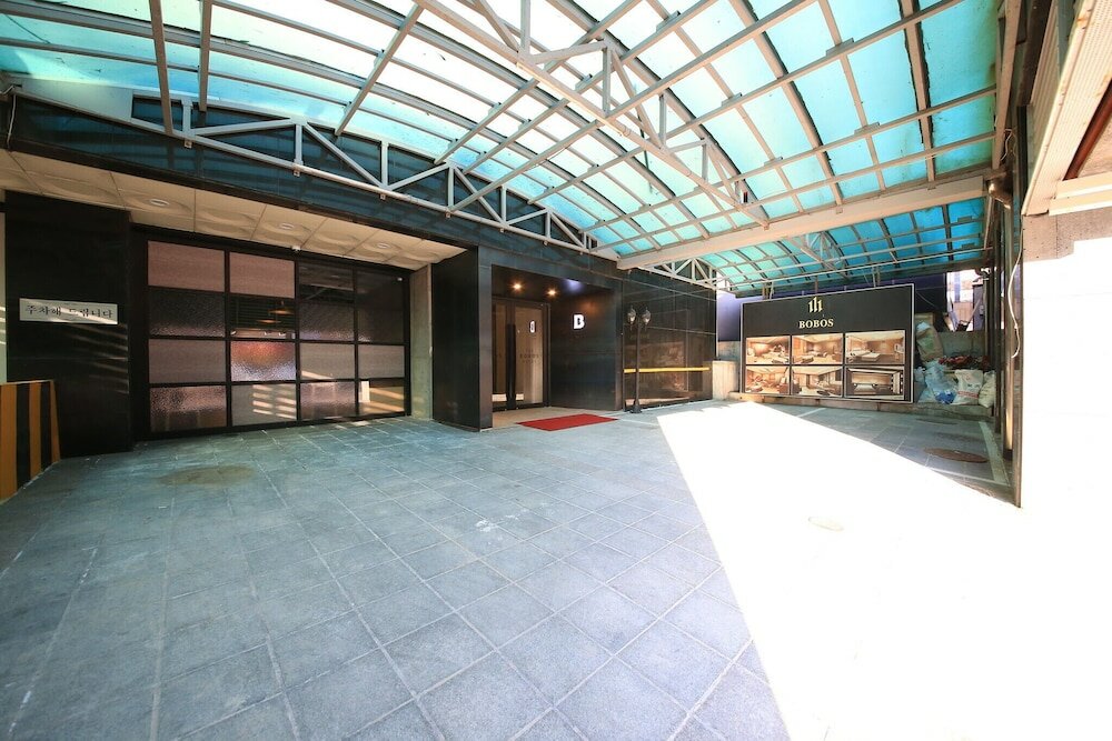 Фото Suwon City Hall Station Bobos