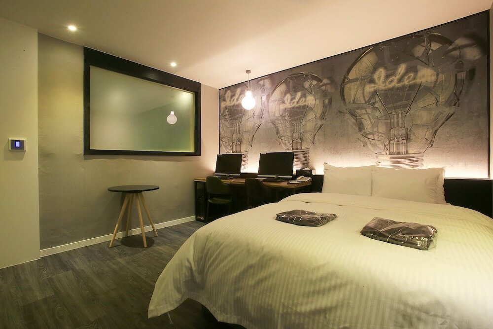 Фото Suwon City Hall Station Rose