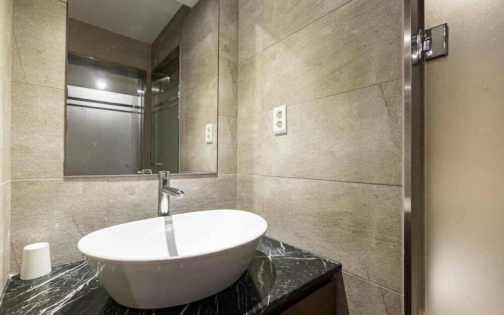 Фото Suwon City Hall Station Tumi