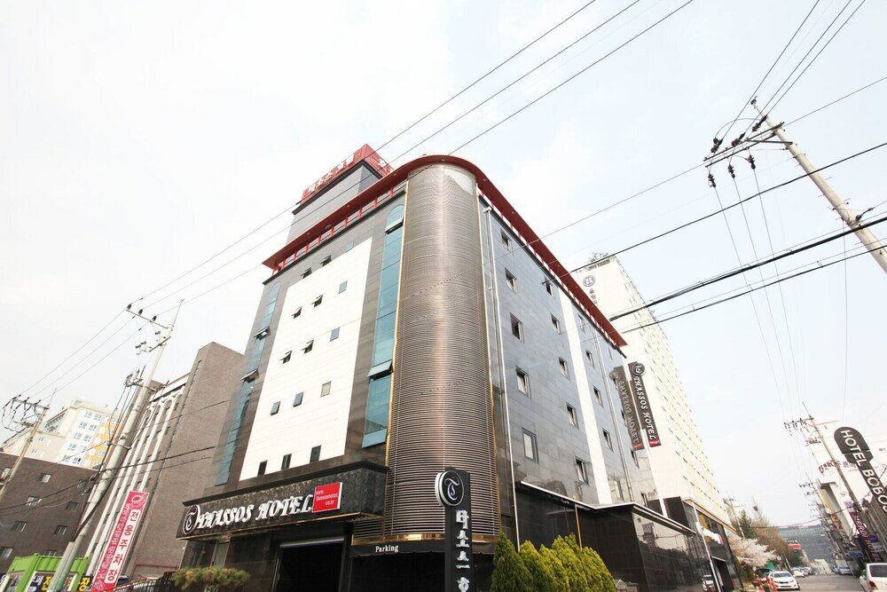 Фото Suwon City Hall Station Tumi