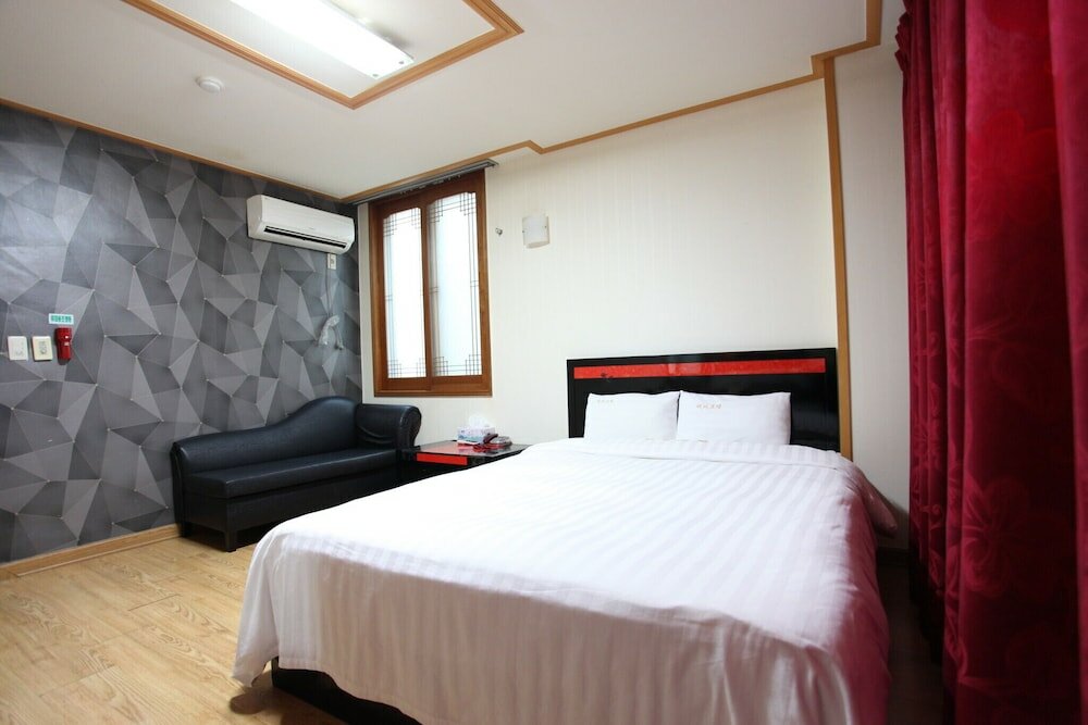 Фото Jeju Happy Hotel