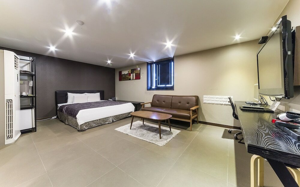 Фото Suwon City Hall Station Tumi