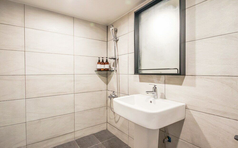 Фото Geoje Hotel Deluxe and Guest House