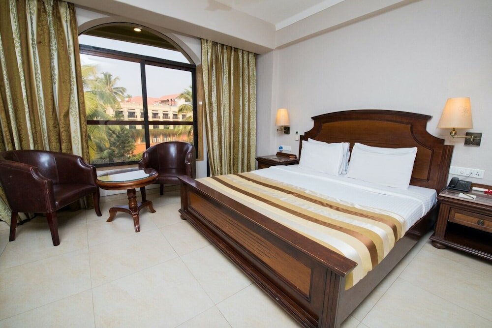 Фото Neelams The Glitz