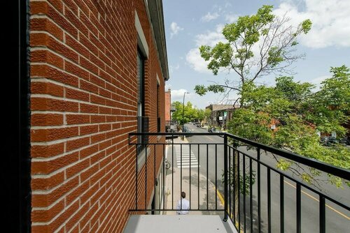 Гостиница Explore Montreal From Sleek Contemporary Apartment в Монреале