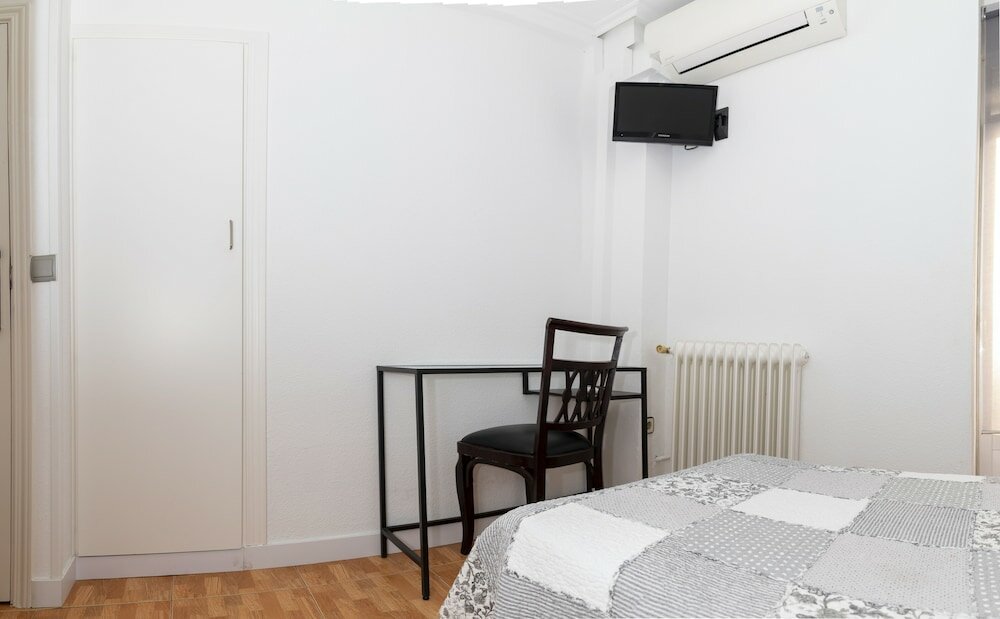 Фото Hostal Tokio