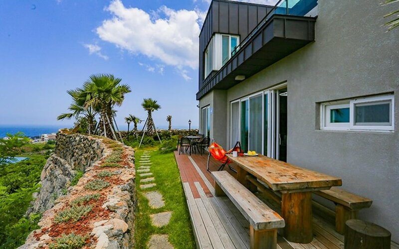 Гостиница Jeju Castle Blackstone Pension в Чеджу