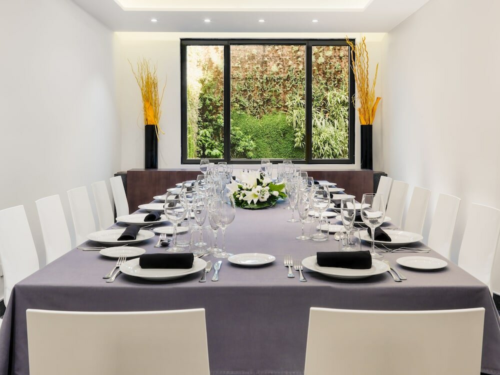 Фото H10 Urquinaona Plaza