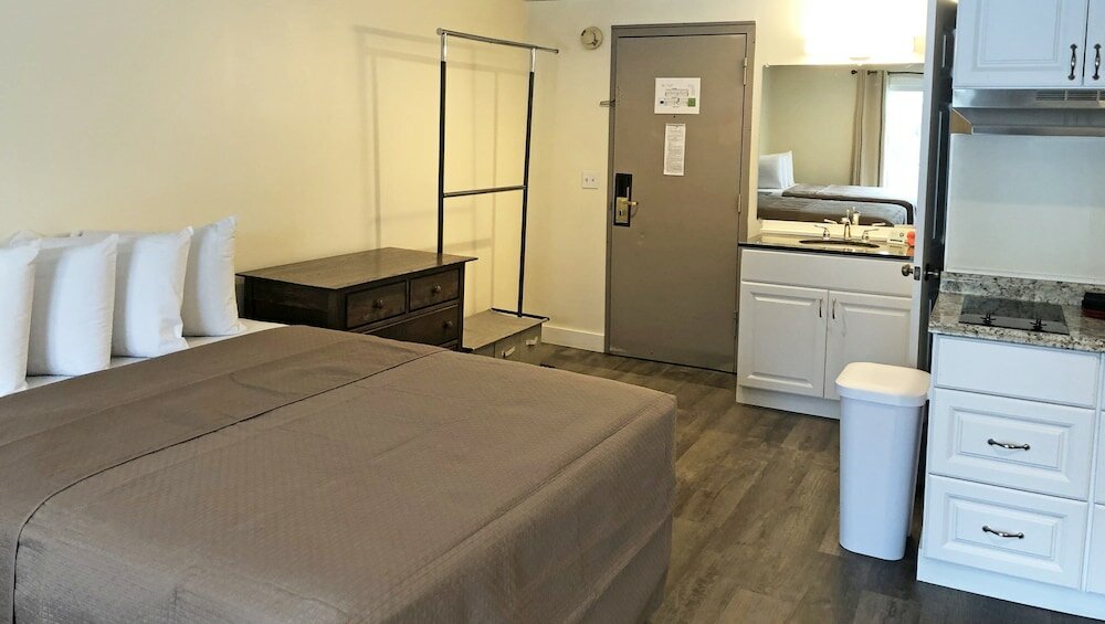 Фото Colonial Inn Ellsworth