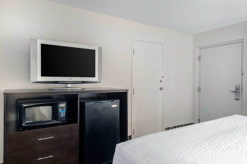 Фото Clarion Inn & Suites Kissimmee-Lake Buena Vista South
