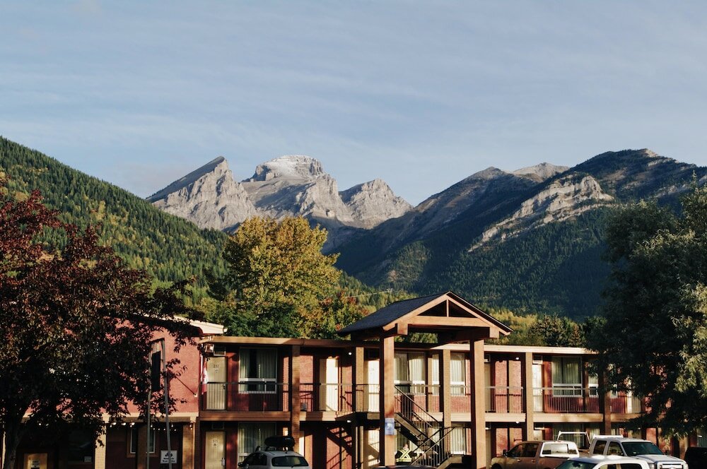 Фото Canadas Best Value Inn & Suites Fernie