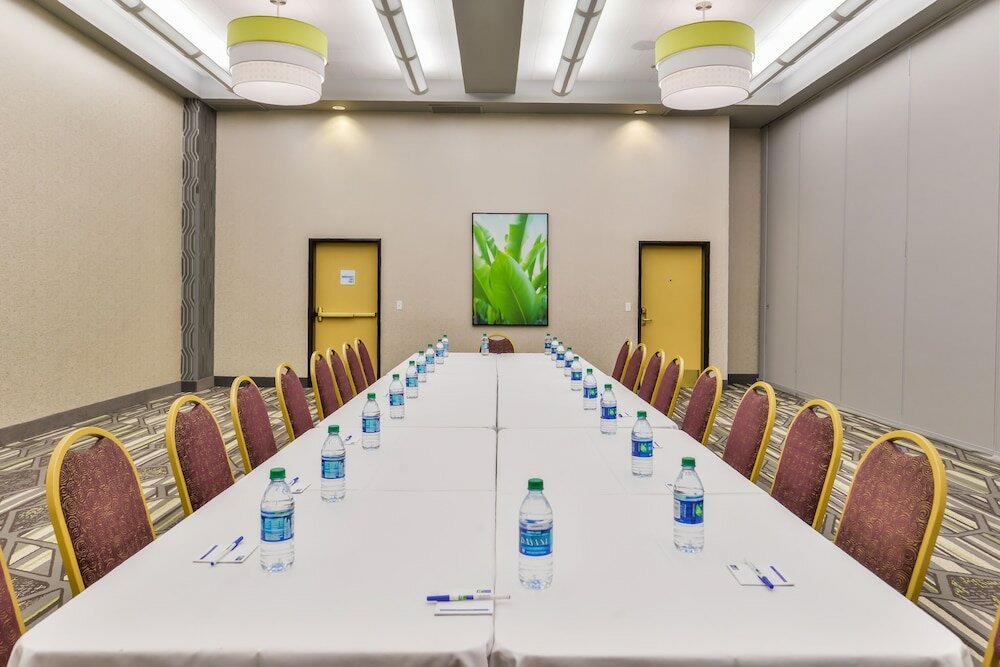 Фото Holiday Inn Express & Suites Elk Grove Central - Hwy 99, an Ihg Hotel