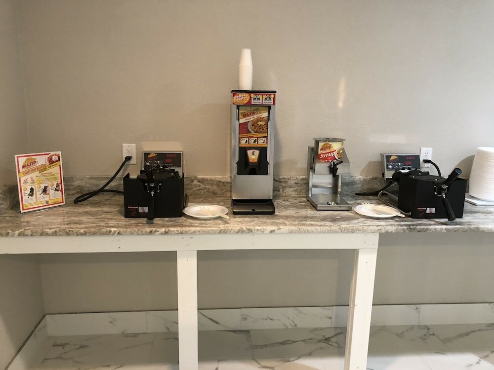 Фото Clarion Inn & Suites Kissimmee-Lake Buena Vista South