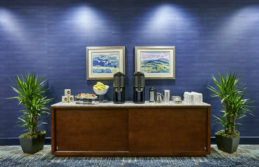 Фото Doubletree by Hilton Charlotte - Gateway Village