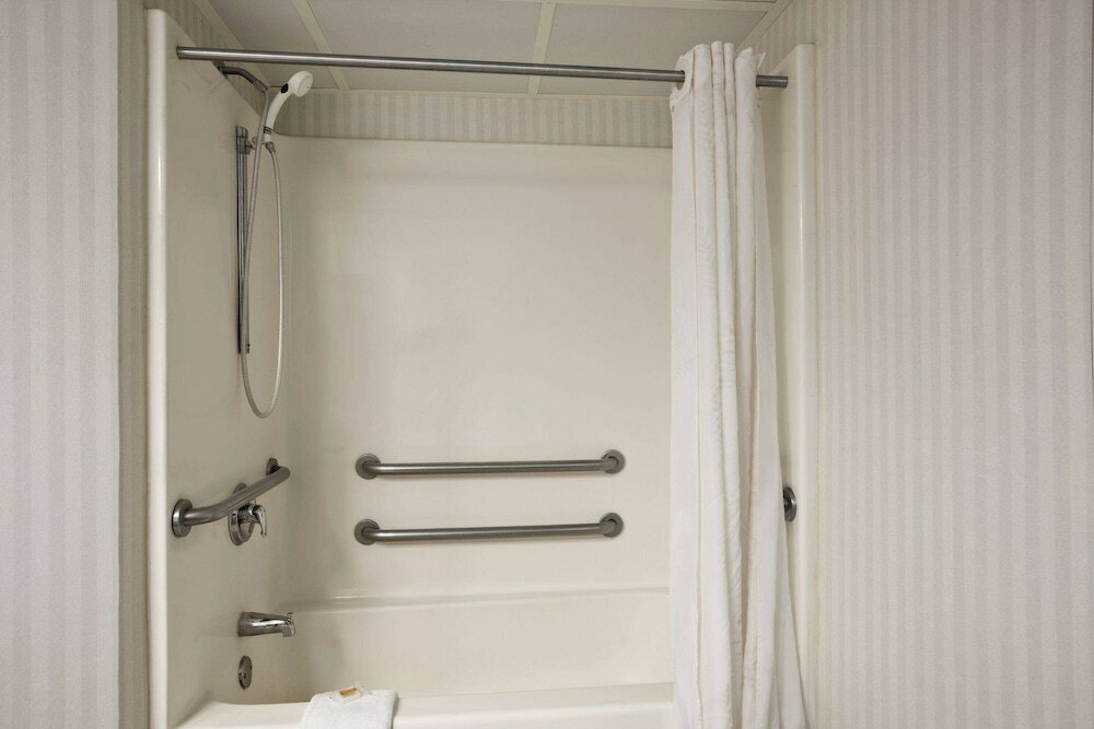 Фото Days Inn & Suites by Wyndham Albany