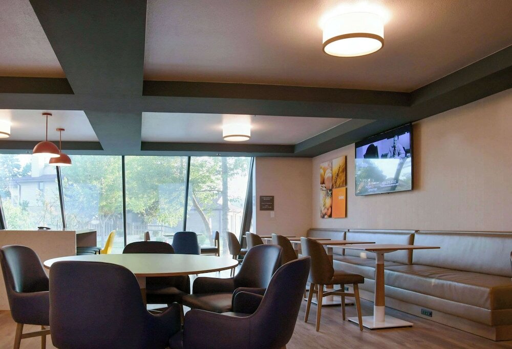 Фото Comfort Inn & Suites Nw Milwaukee