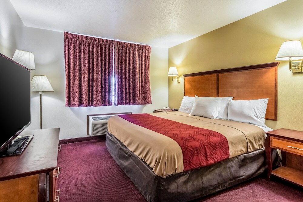 Фото Econo Lodge Inn & Suites