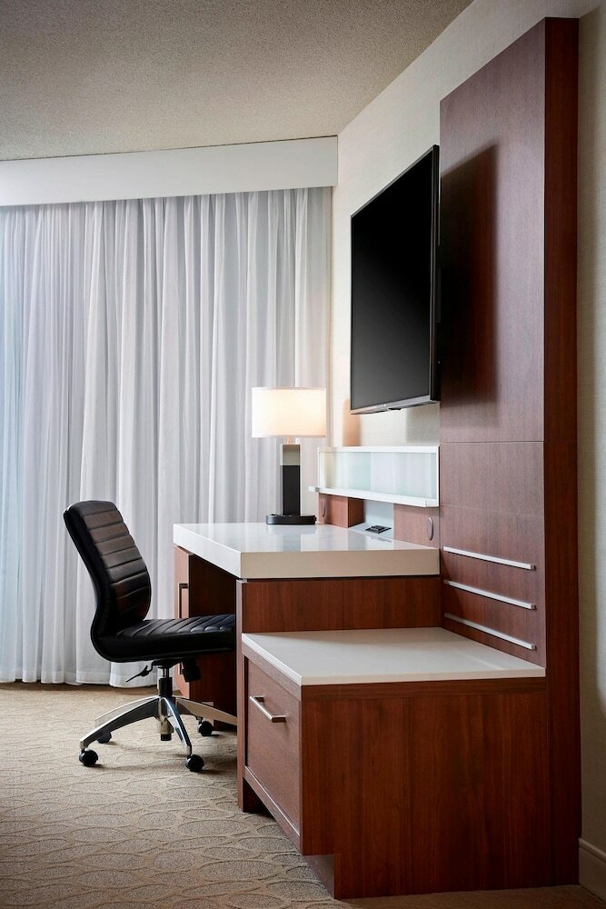 Фото Delta Hotels Toronto Mississauga