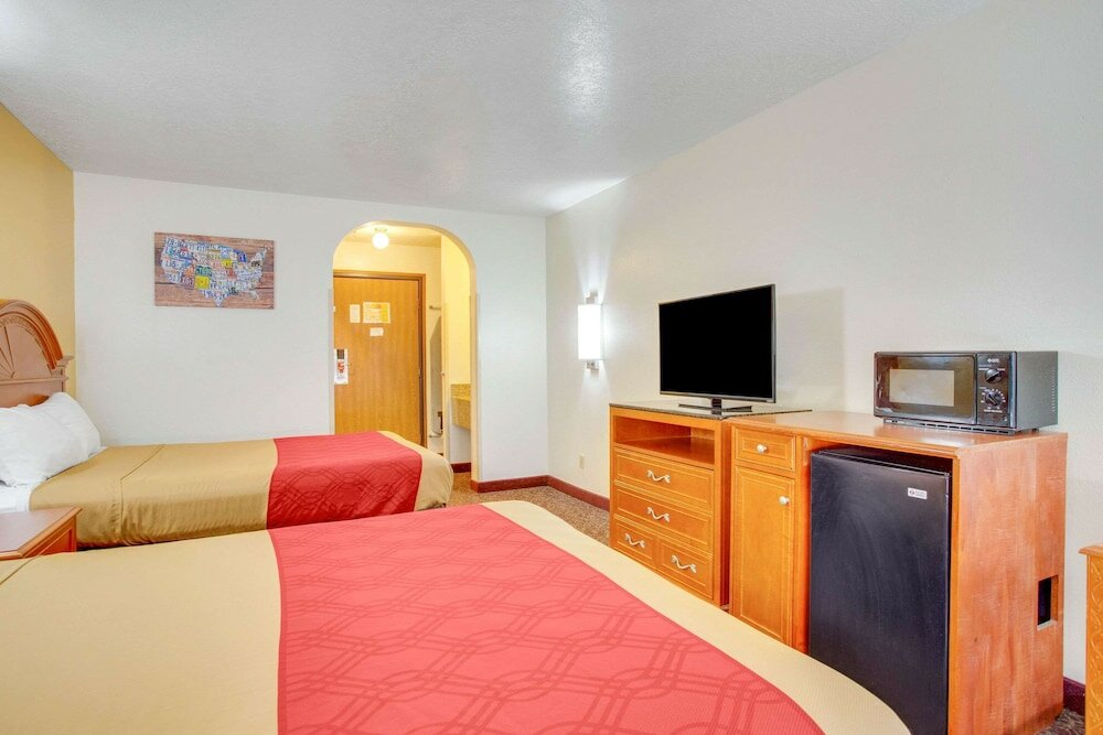 Фото Econo Lodge Inn & Suites