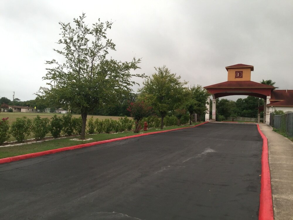 Фото Luxury Inn and Suites Seaworld Lackland
