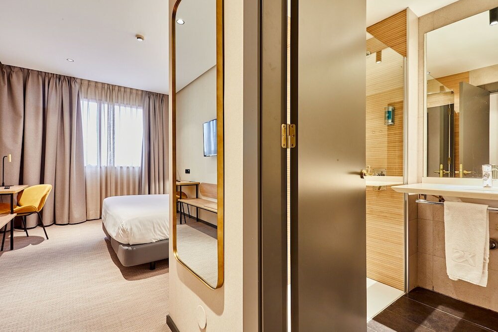 Фото Hotel Silken Ciudad Gijon