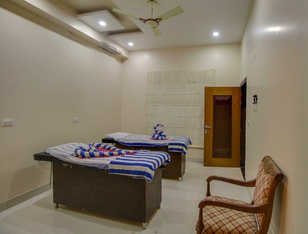 Фото Maulik Mansion Resort