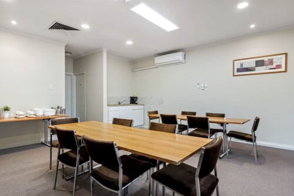 Фото Knox International Hotel & Apartments