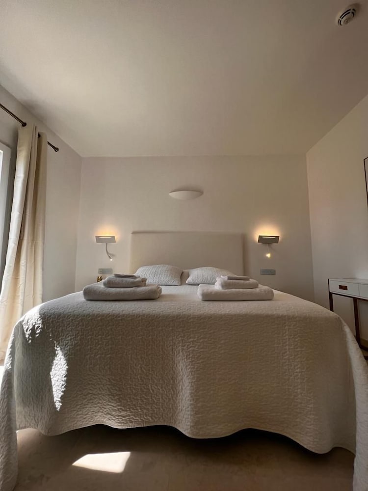 Фото The White Knight Premium Boutique Hotel