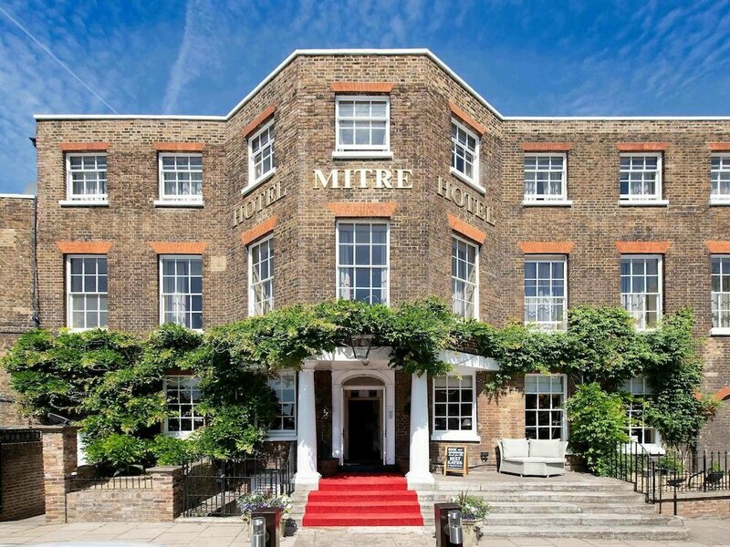 Гостиница The Mitre Hotel Hampton Court в Лондоне