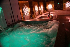 Жалаңаш қыздар жоғалған телефонмен суретке түседі