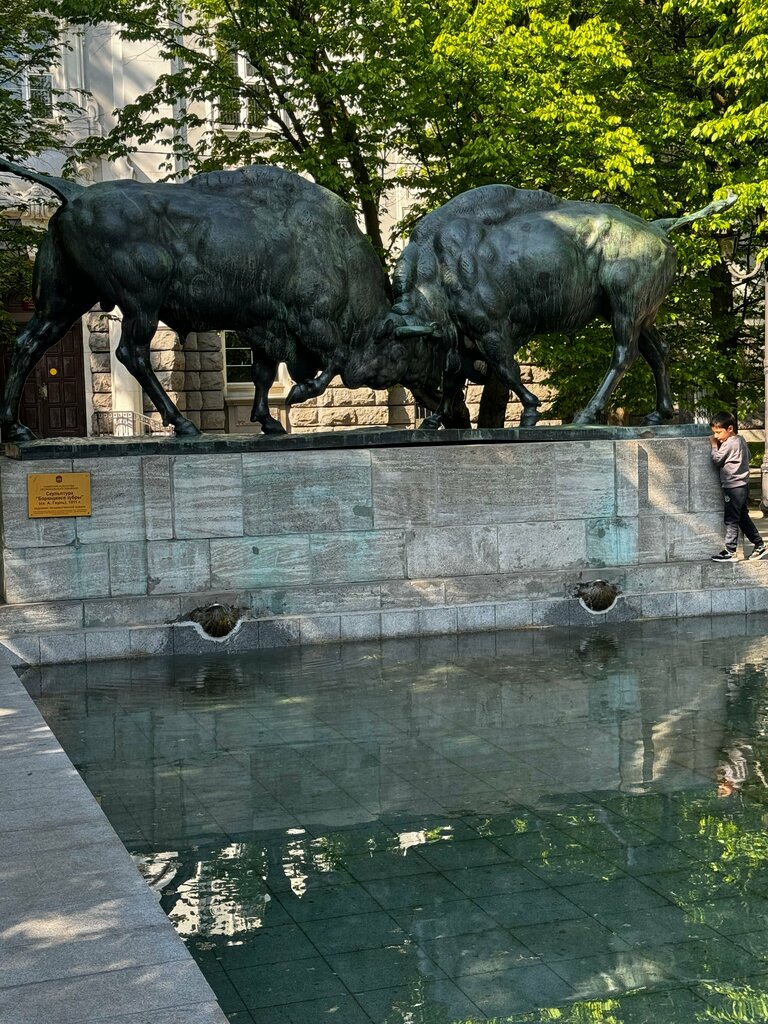 Жанровая скульптура Борющиеся зубры, Калининград, фото