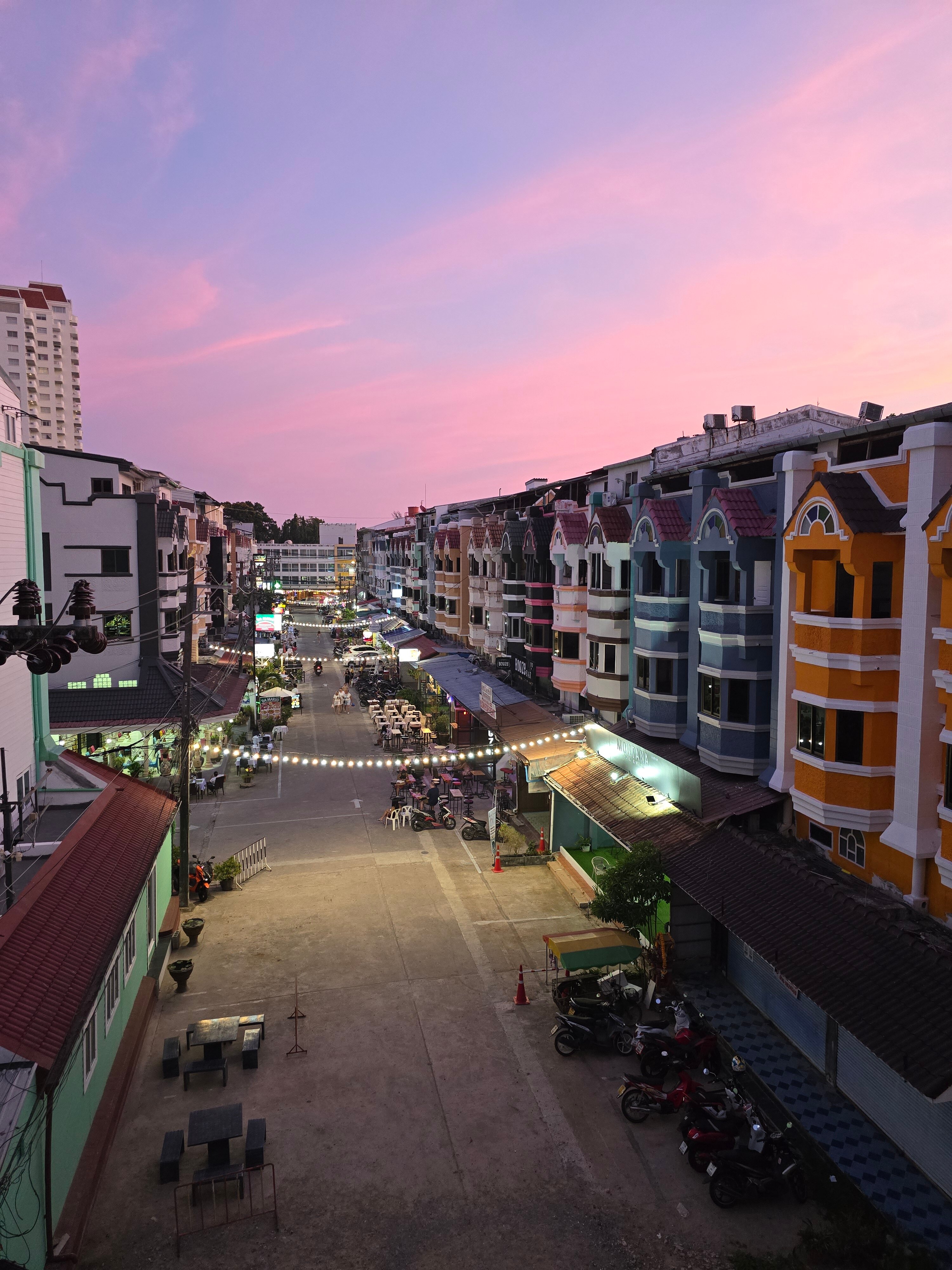 Фото JonoX Phuket Karon Hotel