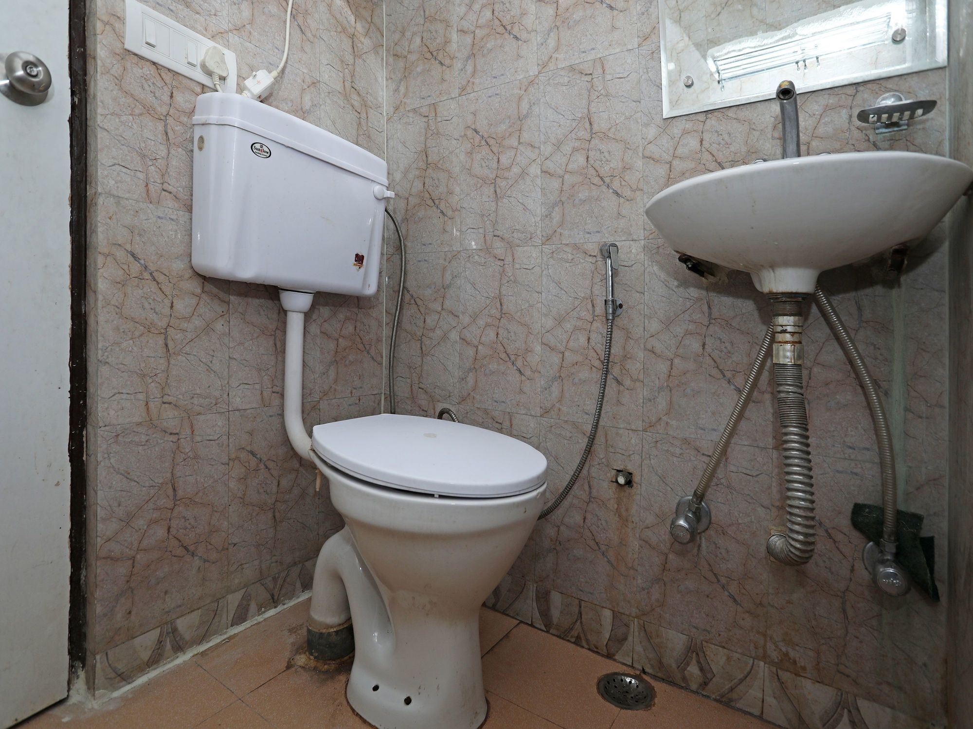 Фото Oyo 10795 Hotel Rs Residency