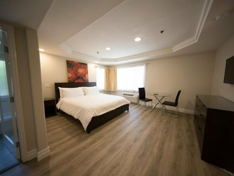 Фото Wilshire Crest Hotel