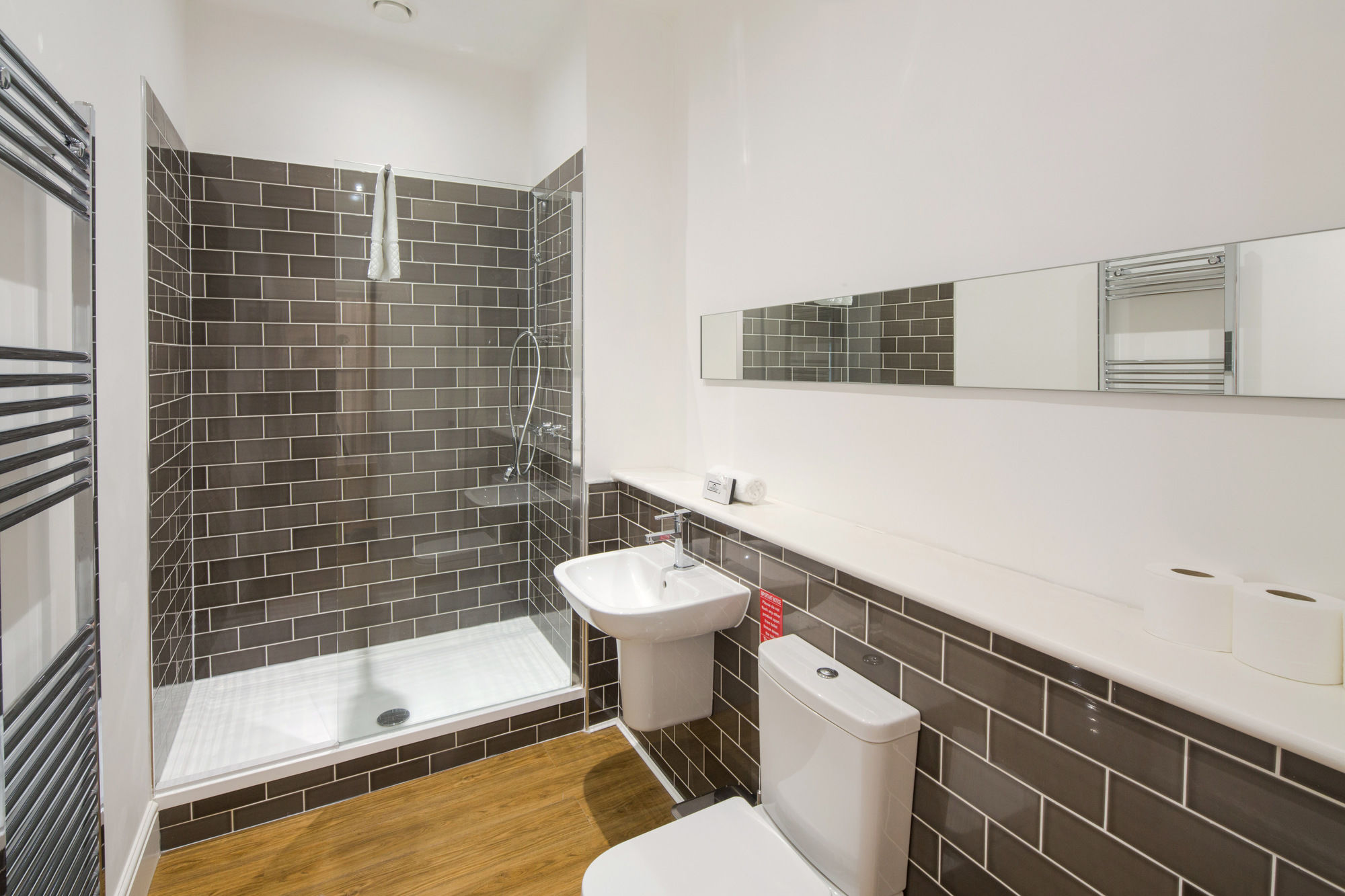 Фото Edinburgh Castle Apartments and Suites