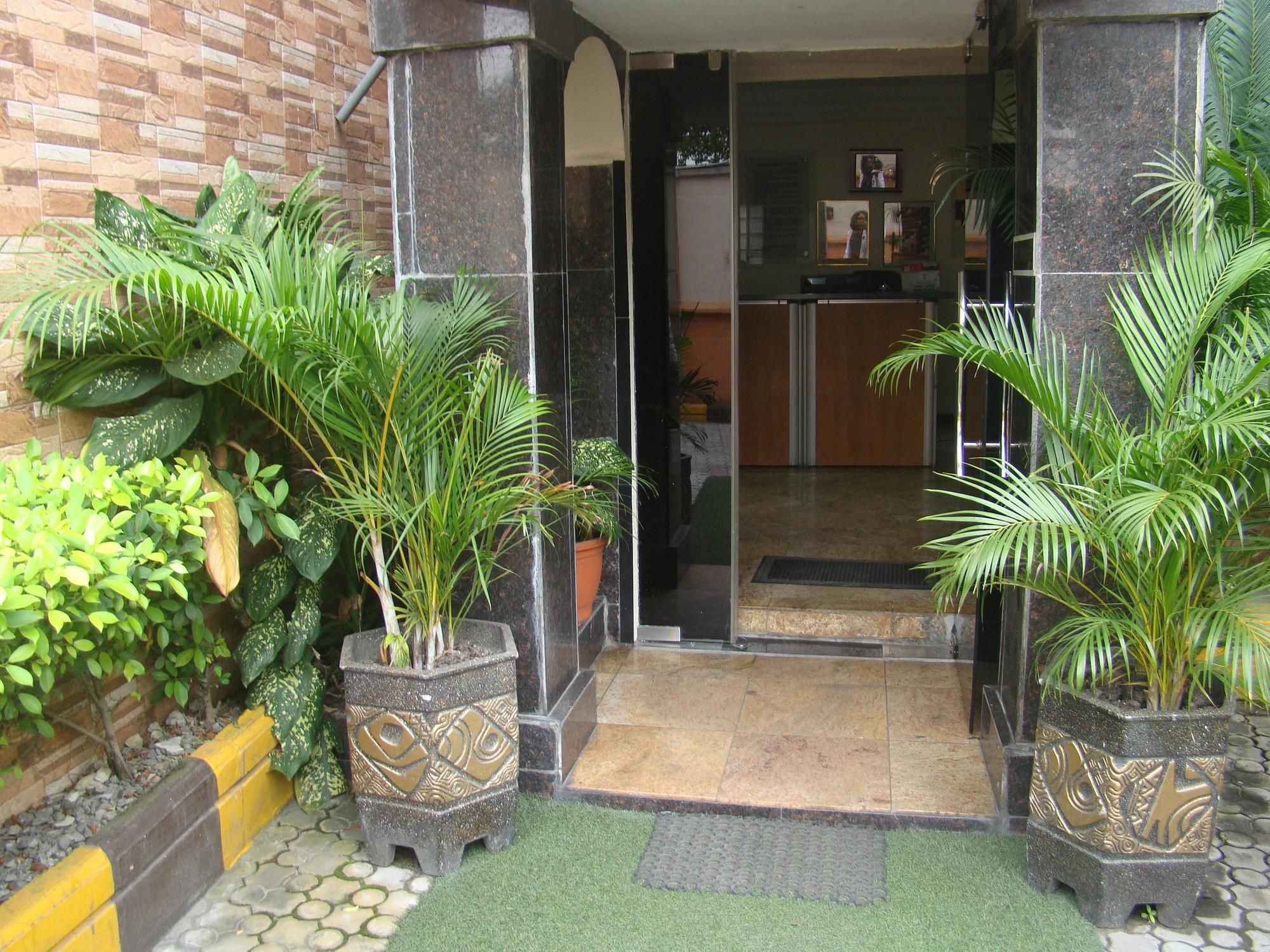 Фото Charlies Place And Suite