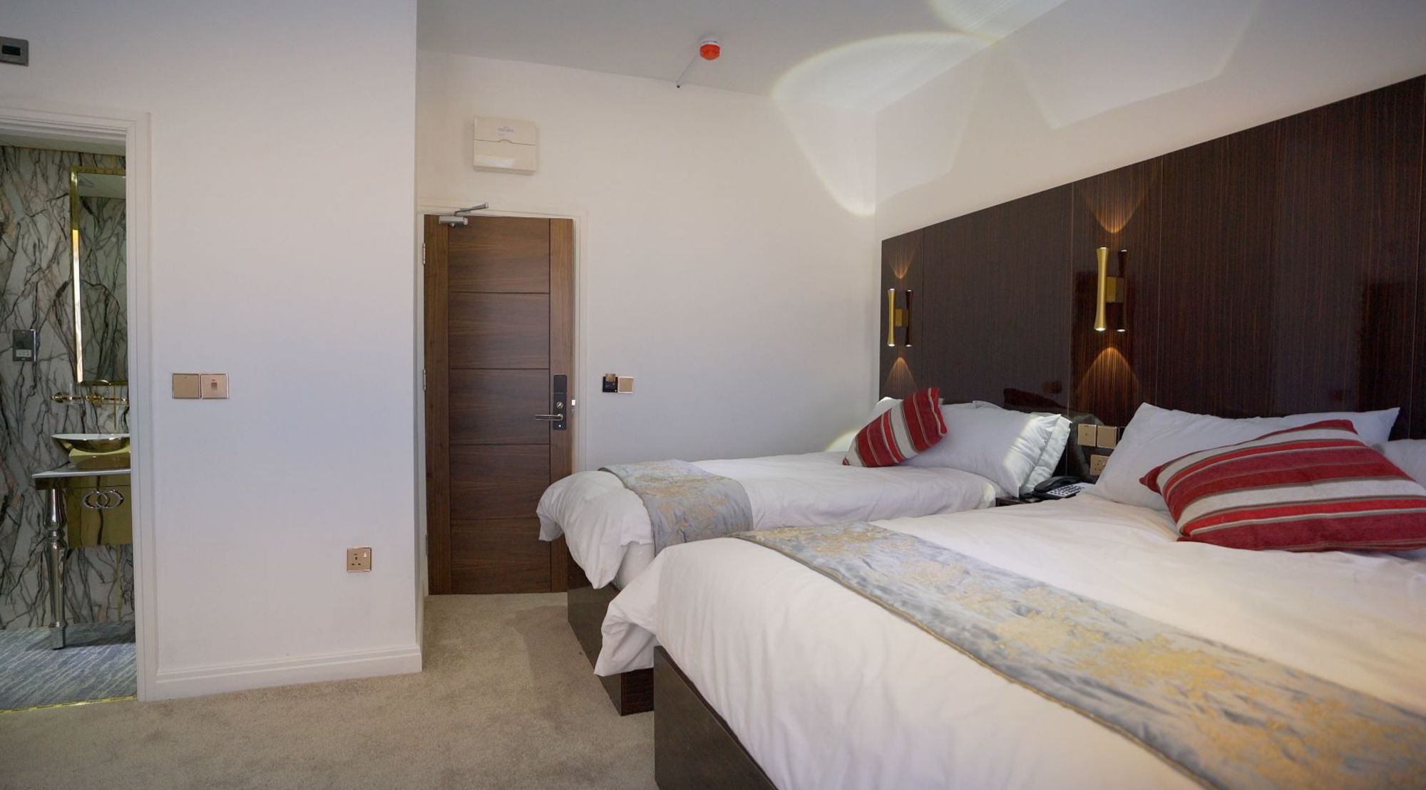 Фото DJ Suites Blackpool