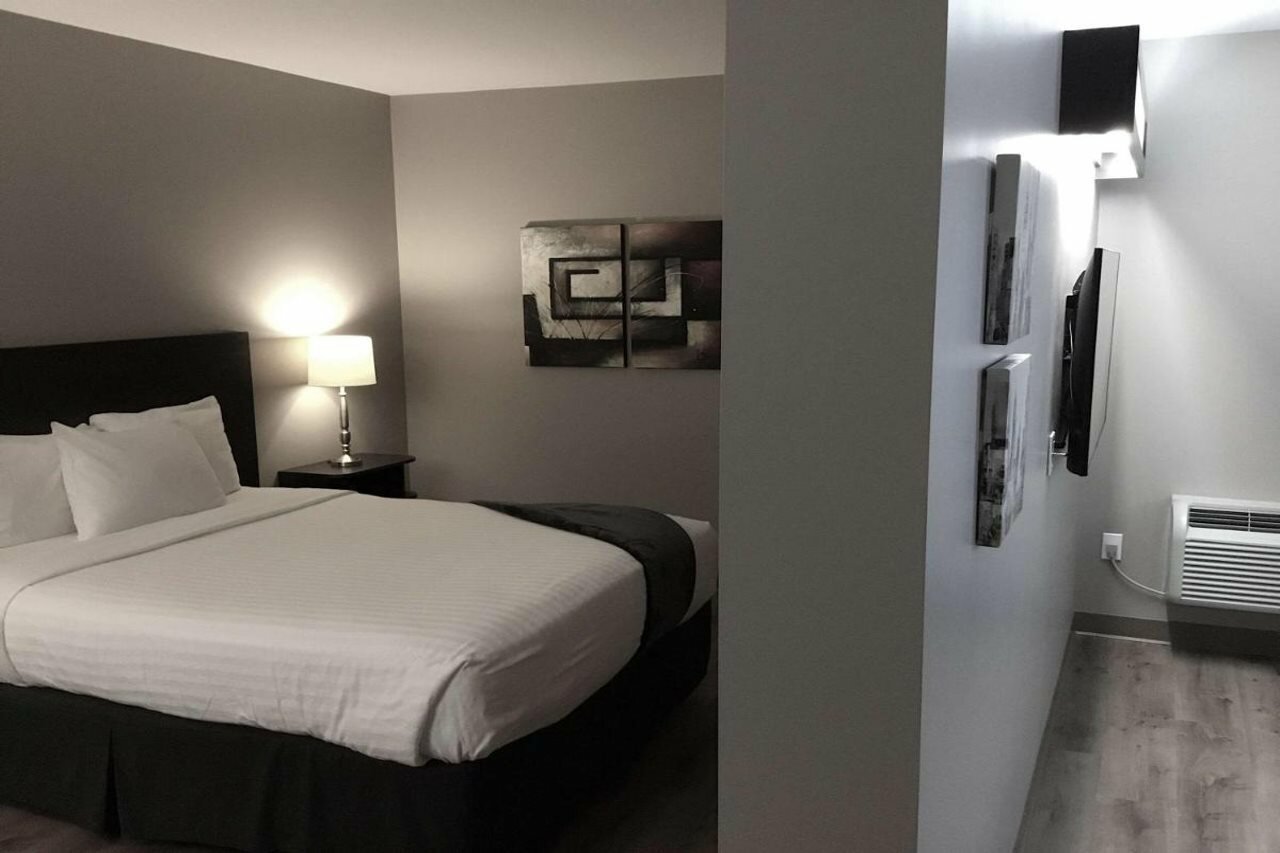 Фото Villa Inn & Suites SureStay Collection by Best Western