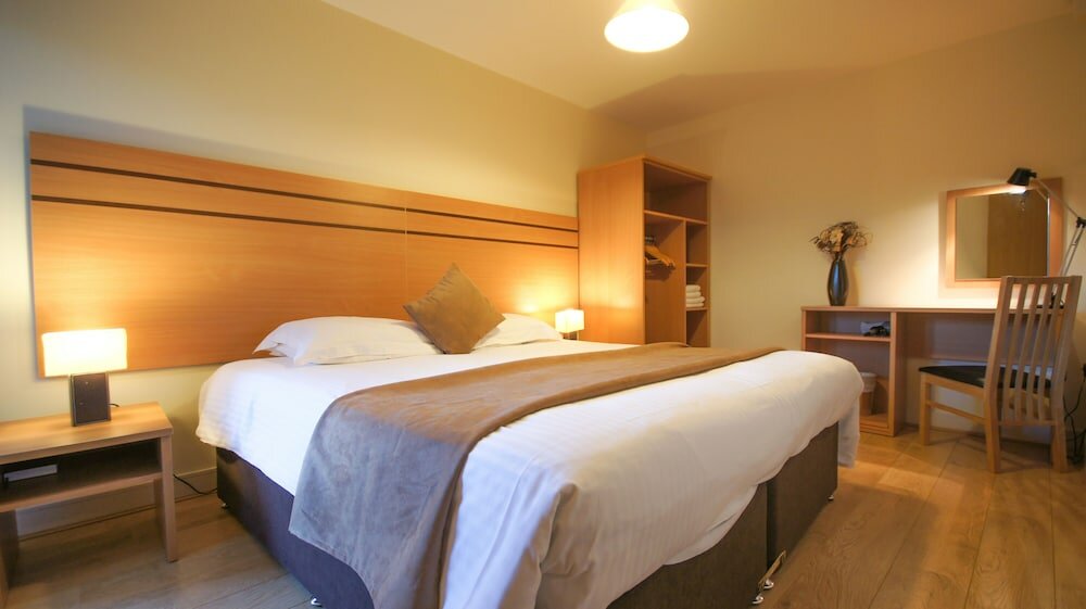 Фото Crompton Court