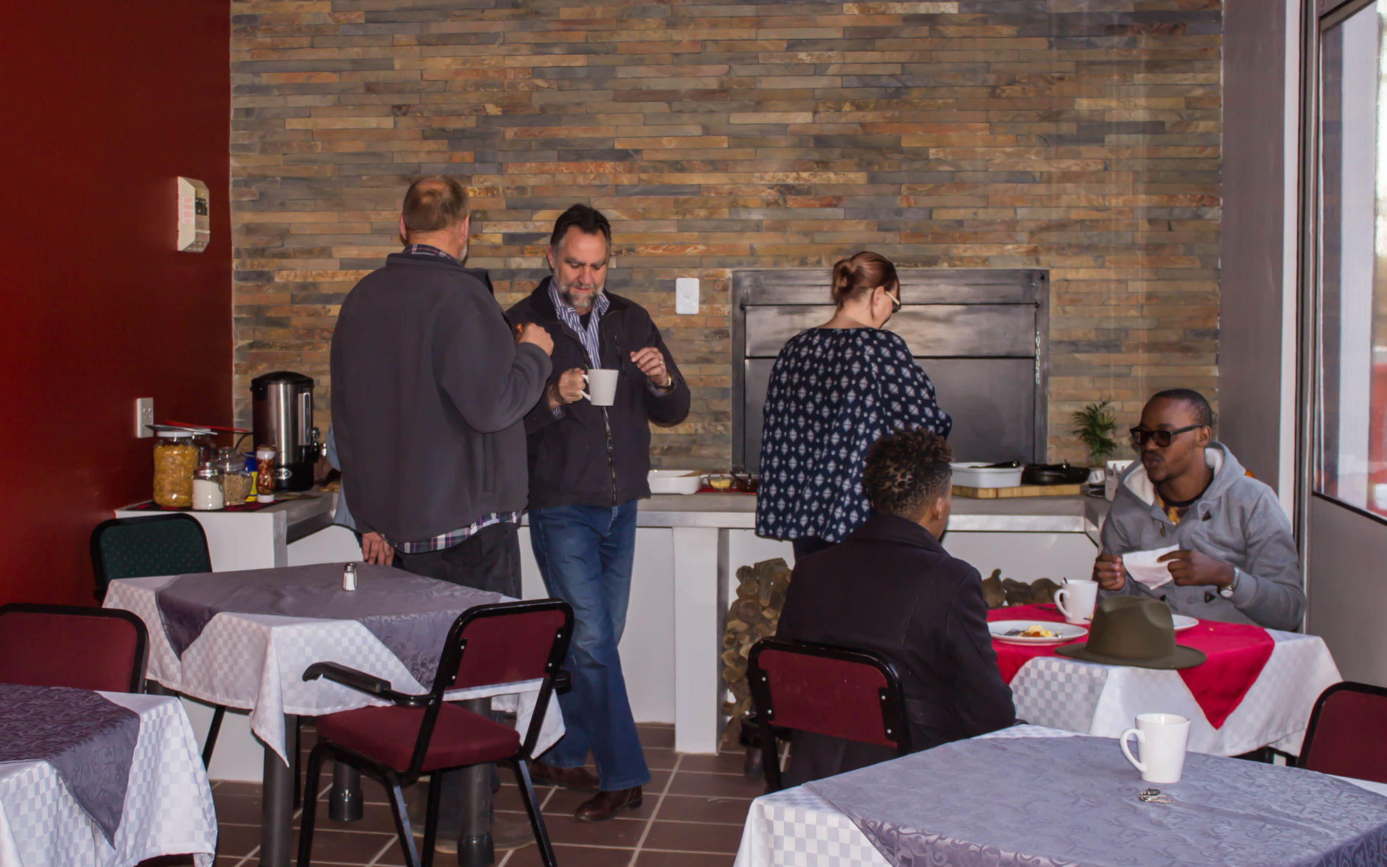 Фото Oppi Hoek Guesthouse