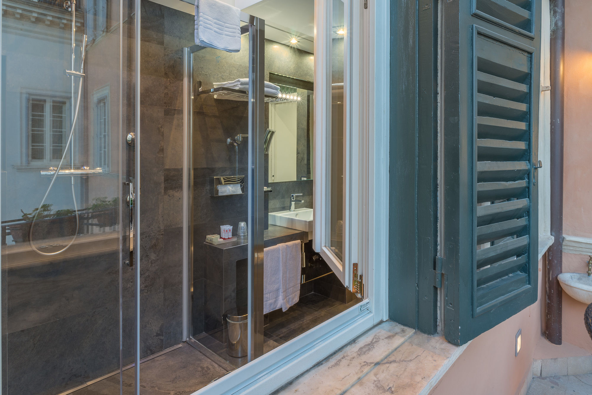 Фото Les Diamants Spanish Steps Suite